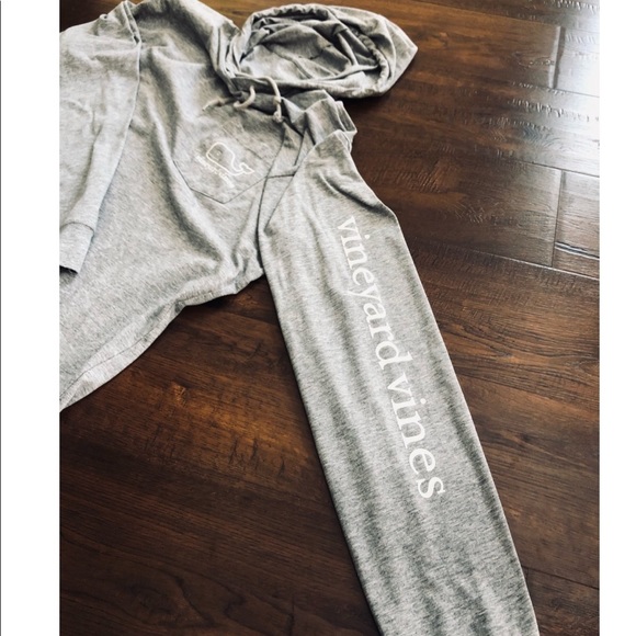 Vineyard vines comfy sweatshirt!!! - Picture 2 of 4